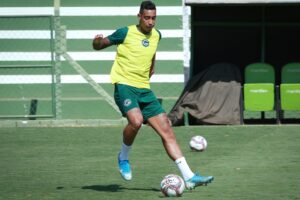 Alef Manga durante treino no Goiás