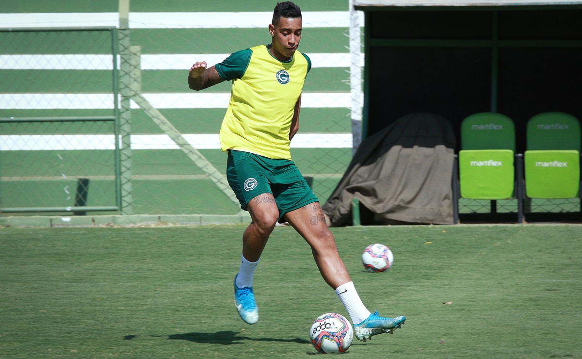 Alef Manga durante treino no Goiás