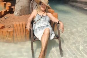 Mulher cria praia artificial por ficar sem viajar na pandemia: 'Me salvou'