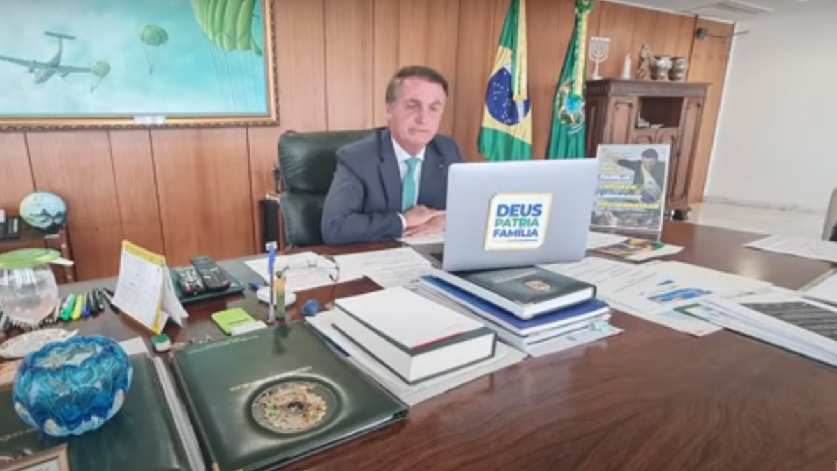 A veículo de Goiás, Bolsonaro diz que ministros do STF querem ser "donos do mundo"