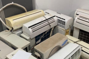 Dezenas de aparelhos amontoados em uma salaFuncionário público é investigado por furtar 66 aparelhos de ar-condicionado em Bela Vista. Equipamentos deveriam ser instalados em escolas