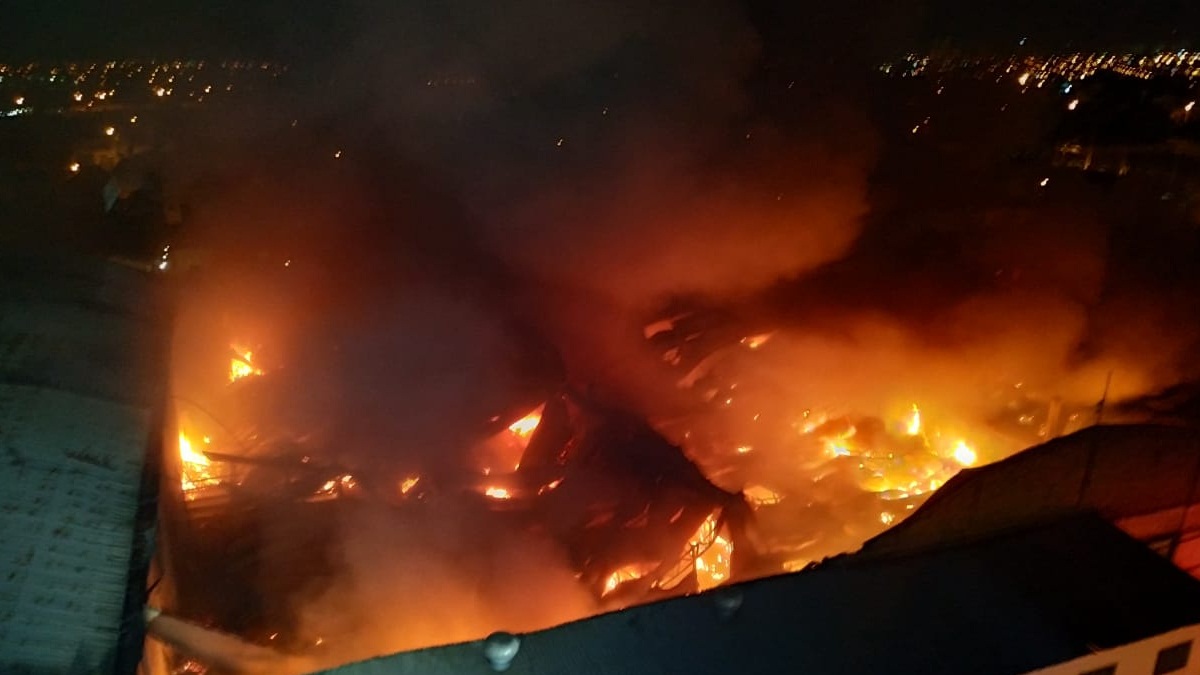 Incêndio destrói dois galpões de materiais de construção em Aparecida de Goiânia