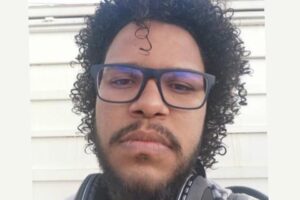 Biólogo acusa comissário da GOL de racismo por ligar carrapato a seu cabelo