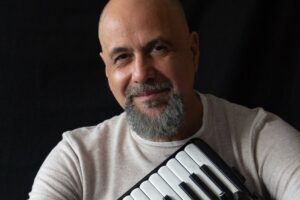 O acordeonista Toninho Ferragutti se apresenta nesta terça