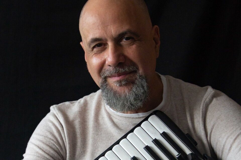 O acordeonista Toninho Ferragutti se apresenta nesta terça