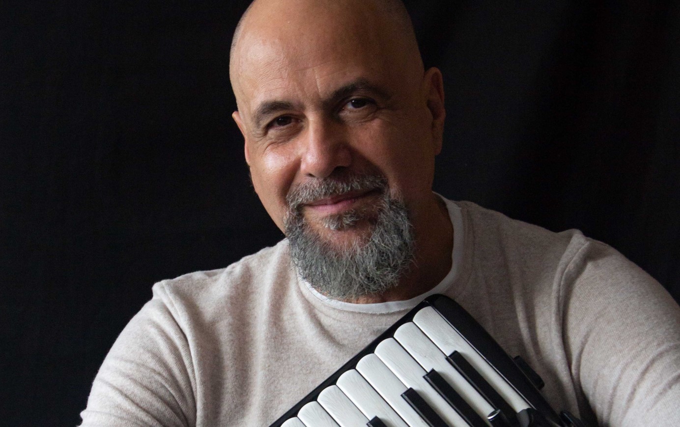 O acordeonista Toninho Ferragutti se apresenta nesta terça