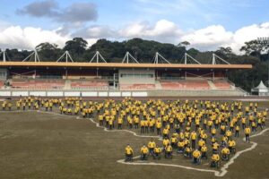 Delegação Brasileira paralímpica reunida em formato do mapa do Brasil