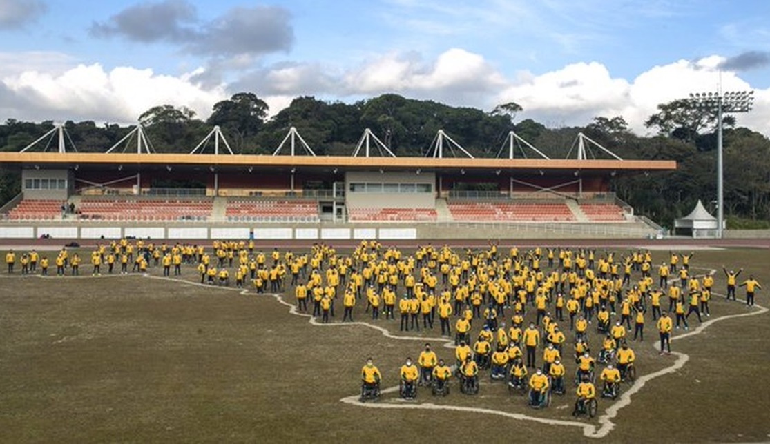 Delegação Brasileira paralímpica reunida em formato do mapa do Brasil