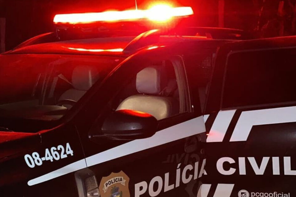 Homem esfaqueia irmãos de desafeto ao não encontrá-lo em casa, em Valparaíso - polícia