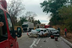 Colisão frontal na BR-153, em Jaraguá (Foto: Corpo de Bombeiros/Divulgação)