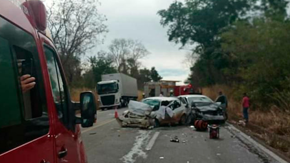 Colisão frontal na BR-153, em Jaraguá (Foto: Corpo de Bombeiros/Divulgação)