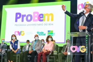 Universitário do Bem - Caiado em palanque levanta o braço