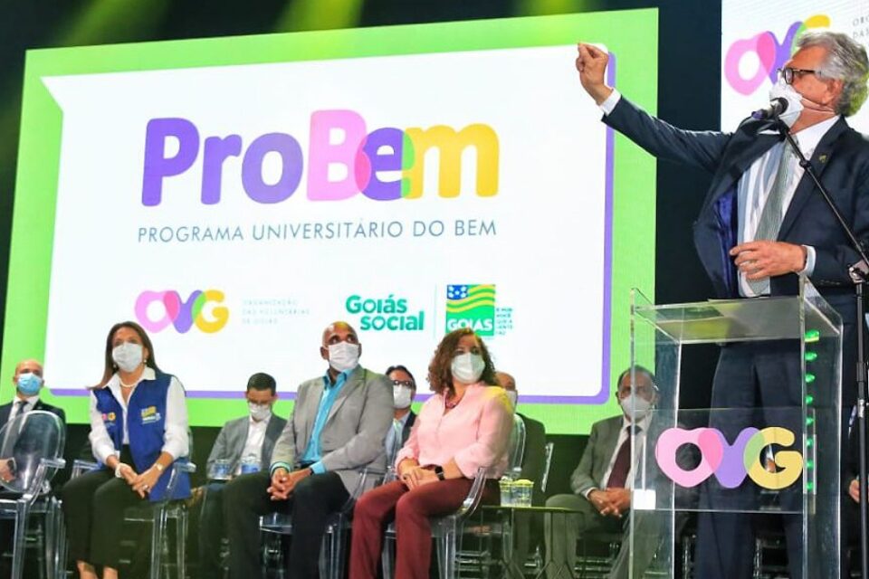 Universitário do Bem - Caiado em palanque levanta o braço
