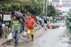 Venezuelanos atravessam fronteira (Foto: Instagram)