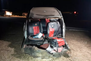 Carro parte ao meio durante acidente, mas motorista sobrevive sem gravidade na BR-364