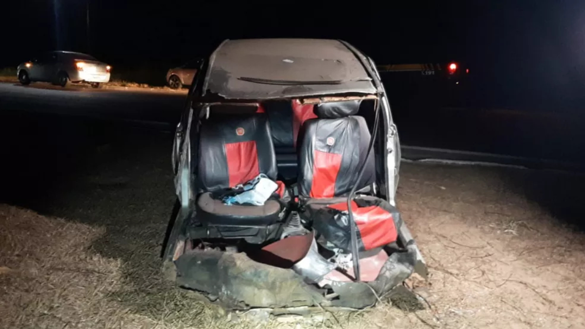 Carro parte ao meio durante acidente, mas motorista sobrevive sem gravidade na BR-364 (Foto: Divulgação/PRF)