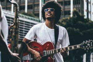 Artistas de rua recebem auxílio para inscrição na Lei Aldir Blanc em Goiás; veja como ajudar