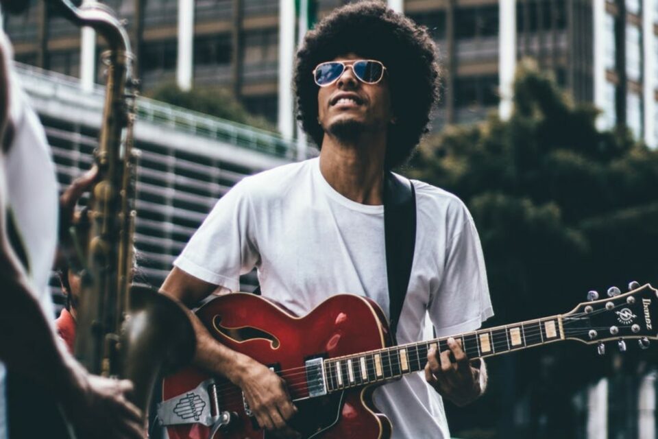 Artistas de rua recebem auxílio para inscrição na Lei Aldir Blanc em Goiás; veja como ajudar