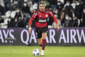 Arrascaeta conduz a bola