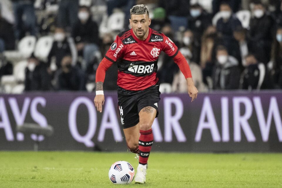 Arrascaeta conduz a bola