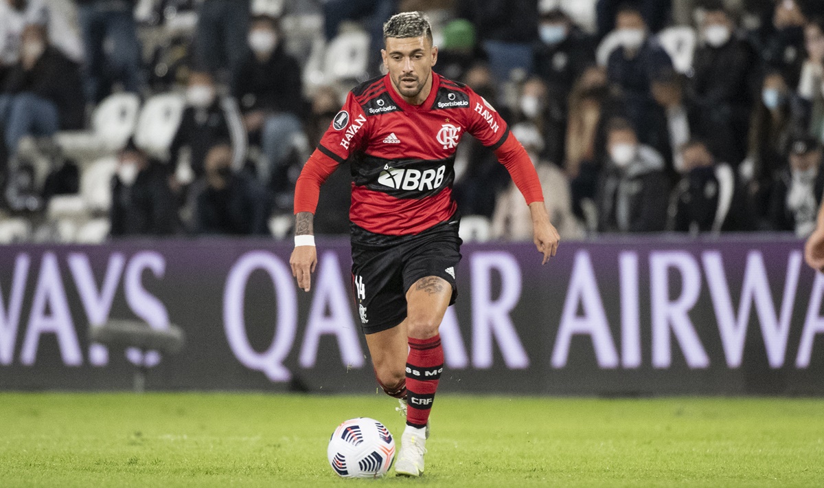 Arrascaeta conduz a bola