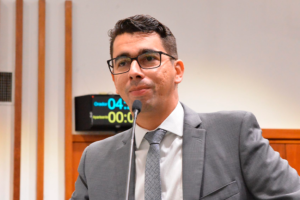 TRE-GO pede afastamento de deputado Vinícius Cirqueira e convocação do suplente