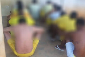 Detentos sentados no chao após terem cela vistoriada pela polícia. Foto ilustra: Suspeitos de tentarem matar homem que queria sair de facção são presos em Trindade