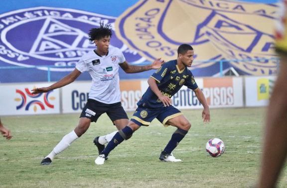 Bruno Henrique, da Aparecidense, tenta sair da marcação do jogador do Jaraguá Série D