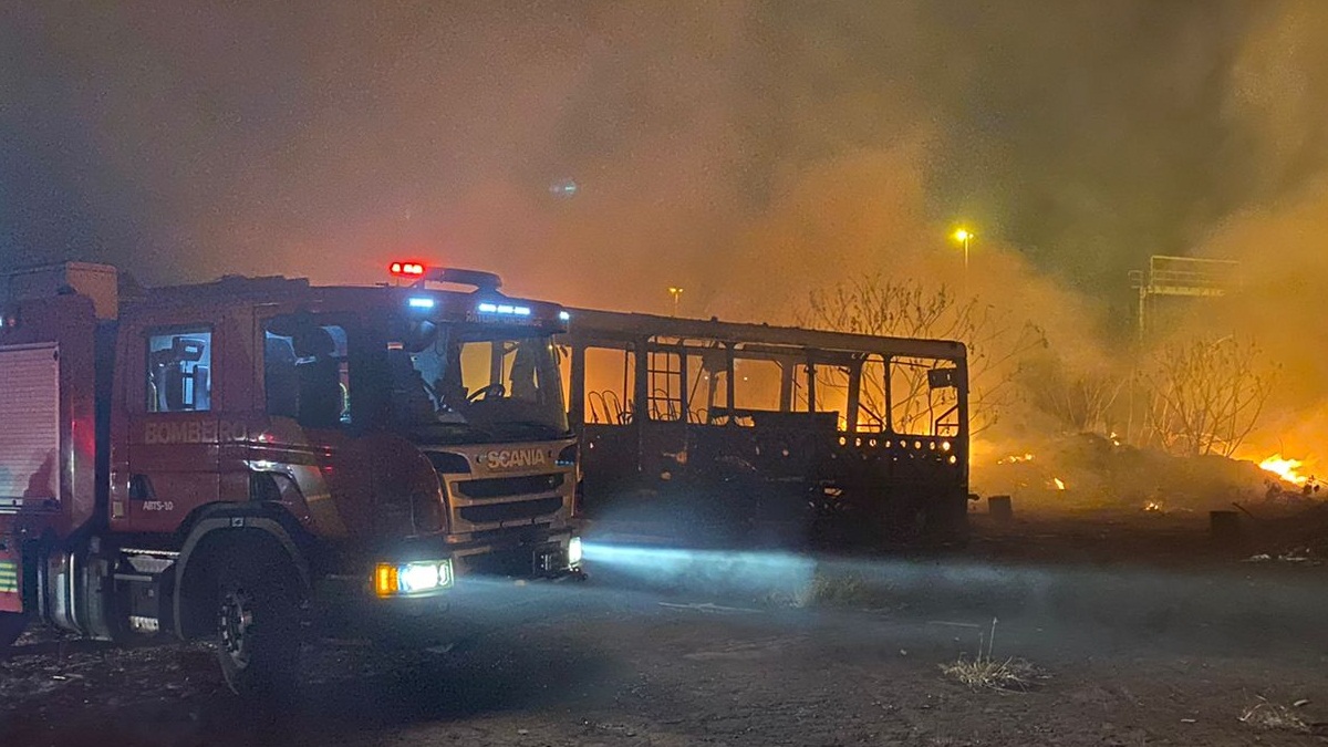 Incêndio atinge sete carcaças de ônibus em pátio anexo a Metrobus em Goiânia