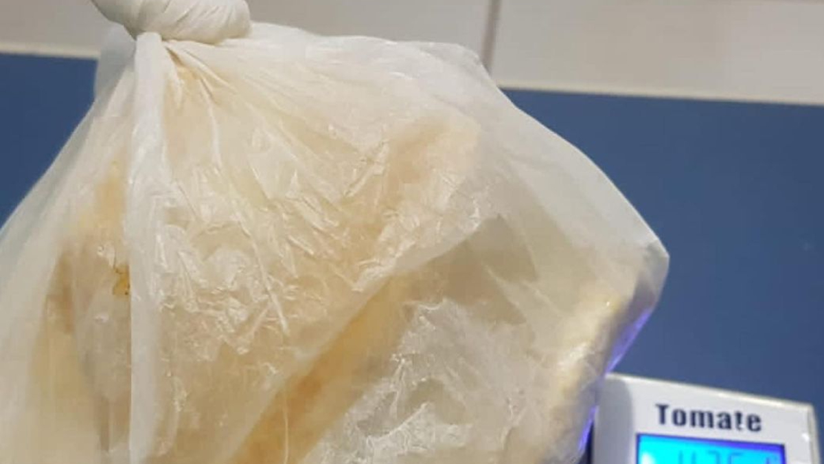 Peça de droga sendo pesada. Polícia apreende mais de R$ 150 mil em drogas em Mozarlândia