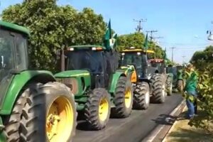 Ruralista acusado de financiar atos de Sérgio Reis chega à PF em tratores