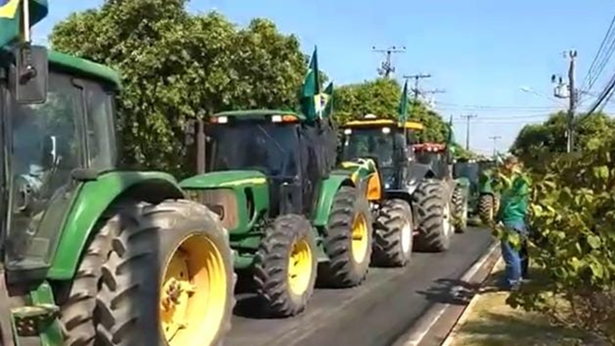 Ruralista acusado de financiar atos de Sérgio Reis chega à PF em tratores