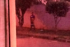 Homem se masturbando em rua pública, no Jardim Bela Vista, em Aparecida (Foto: Arquivo pessoal - Divulgação)