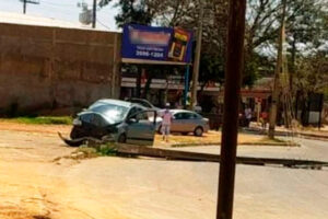 Carro colide e derruba poste após derrapar em poça de óleo na pista (Foto: Redes Sociais)