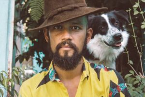 Cantor Curumin se apresenta no Em Casa Com Sesc