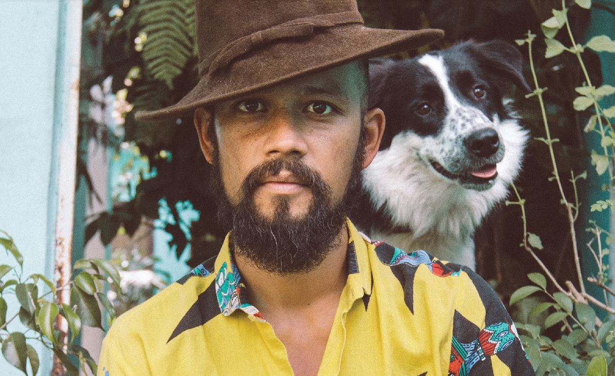 Cantor Curumin se apresenta no Em Casa Com Sesc