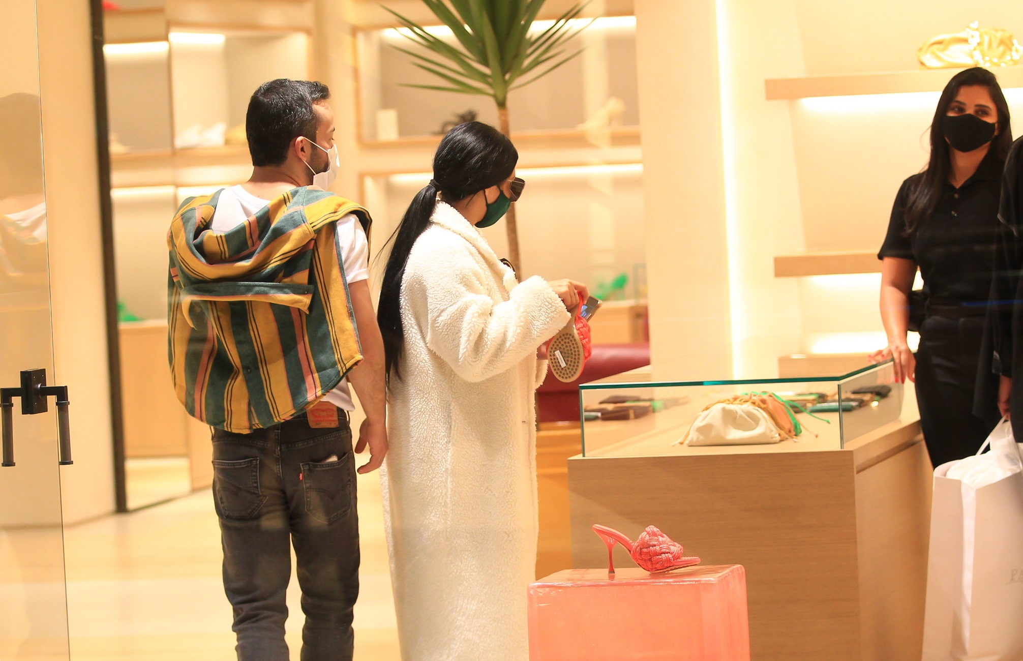 Simaria é vista fazendo compras em loja de grife no Rio; veja fotos