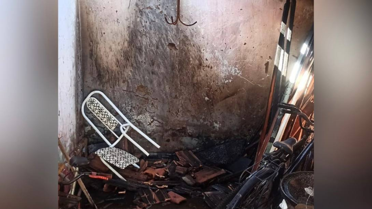 Imagem mostra muro com vestígios de incêndio, no chão há vários escombros, cadeiras e itens amontados e danificados. Foto ilustra: Mulher tenta exterminar teias de aranha com maçarico e incendeia casa em Iporá
