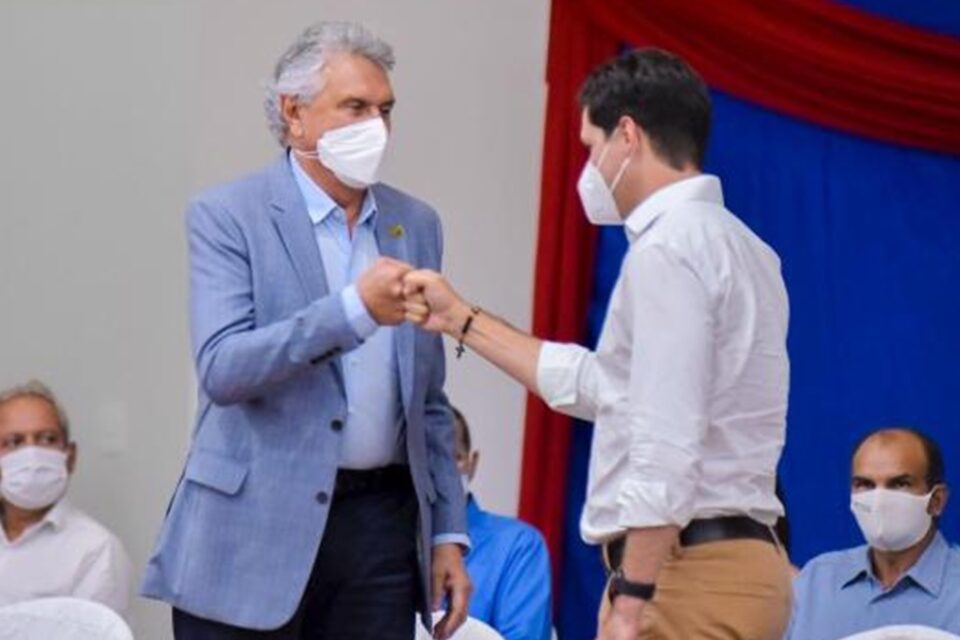 Aliados se cumprimentam - MDB deve fazer evento para confirmar a aliança com Caiado para eleição de 2022. Antes, Daniel Vilela realiza encontro na Executiva estadual