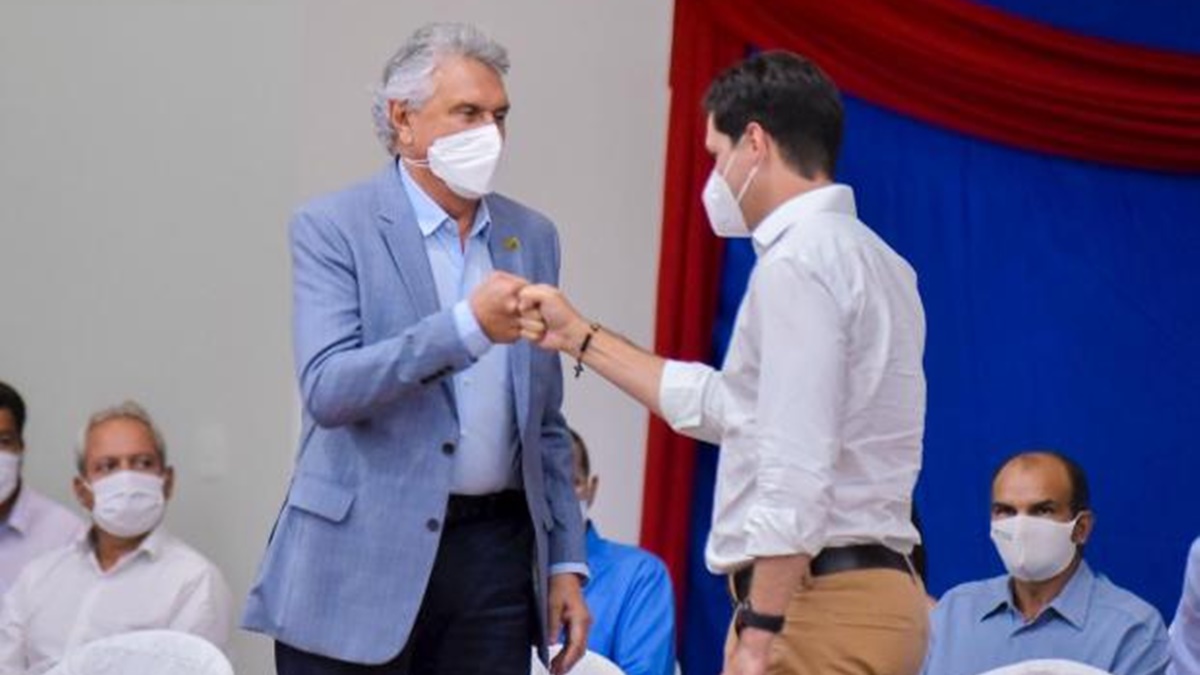 Aliados se cumprimentam - MDB deve fazer evento para confirmar a aliança com Caiado para eleição de 2022. Antes, Daniel Vilela realiza encontro na Executiva estadual