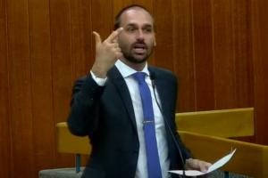 Justiça rejeita pedido de liminar de Eduardo Bolsonaro contra exigência de vacina para exame de direção