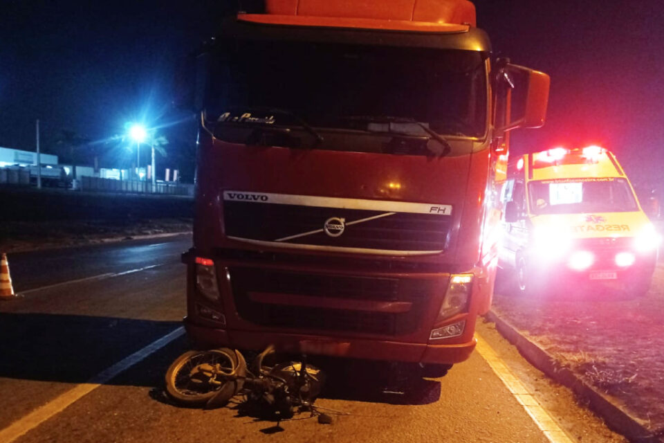 Motociclista morre após ser arrastado por caminhão e não receber socorro, na BR-153