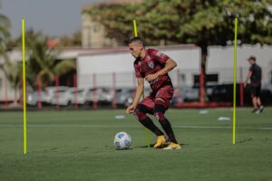 João Paulo treina no CT do Atlético-GO