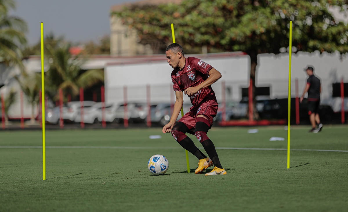 João Paulo treina no CT do Atlético-GO