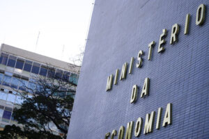 Servidores entregam 70% dos cargos comissionados no Tesouro e avaliam greve, diz sindicato