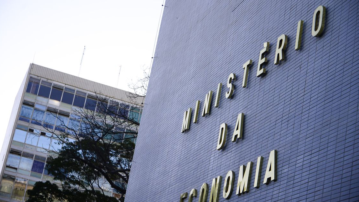 Servidores entregam 70% dos cargos comissionados no Tesouro e avaliam greve, diz sindicato