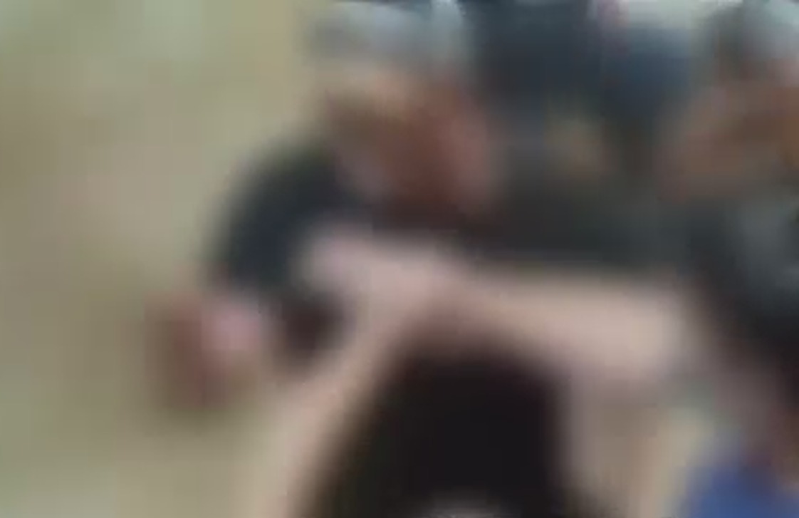 Vídeo mostra PM agredindo homossexual em distribuidora de bebidas em Goiânia