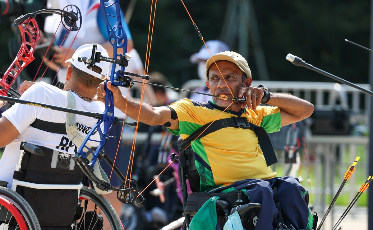 Hélcio Perilo durante prova do tiro com arco