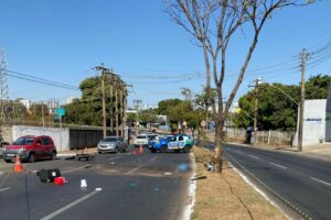 Homem perde o controle da moto, bate em uma árvore e morre em Goiânia