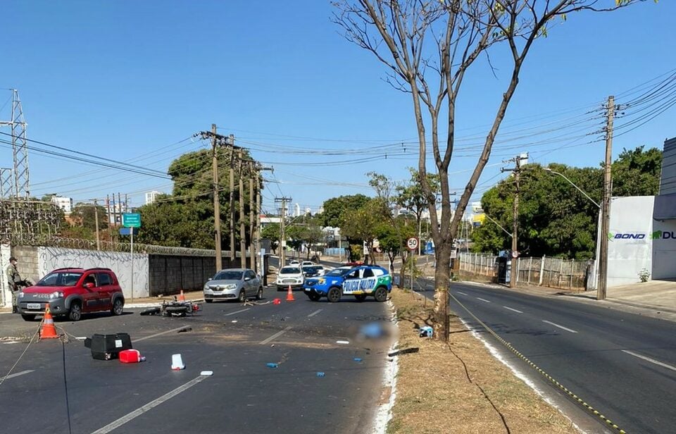 Homem perde o controle da moto, bate em uma árvore e morre em Goiânia